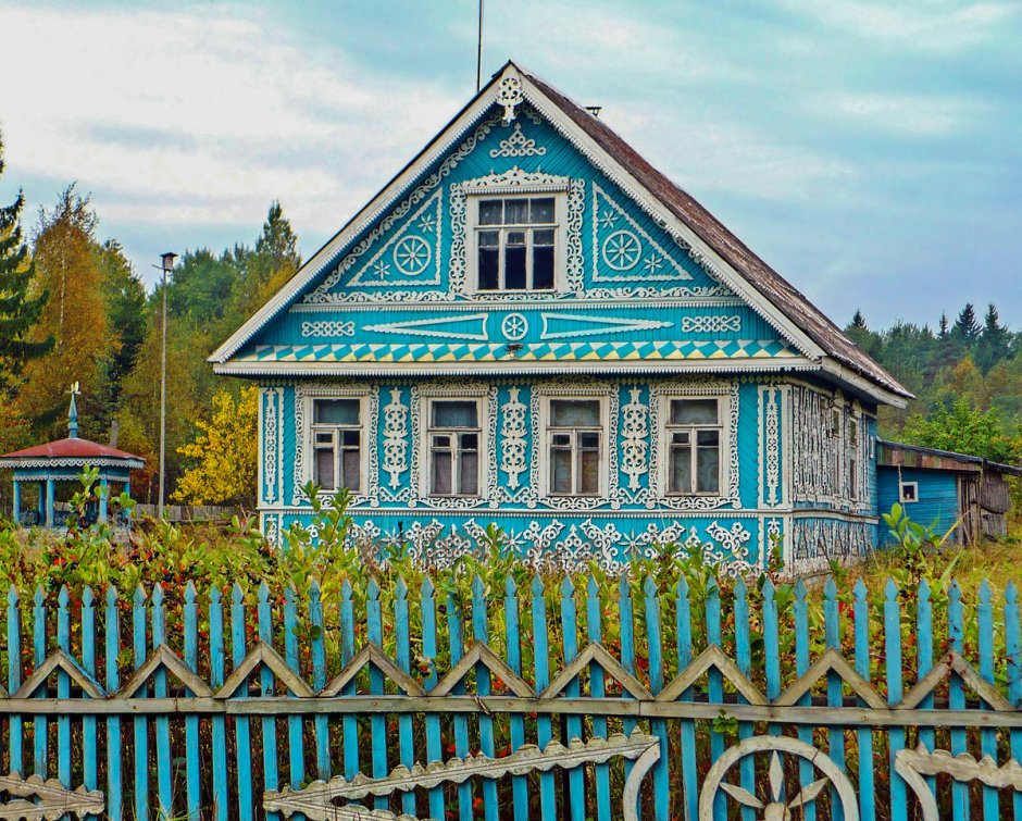 Деревянный деревенский дом