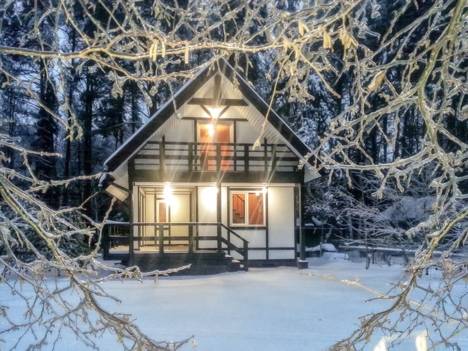 Небольшой зимний дом