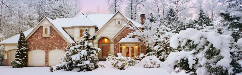 Большой дом в снегу