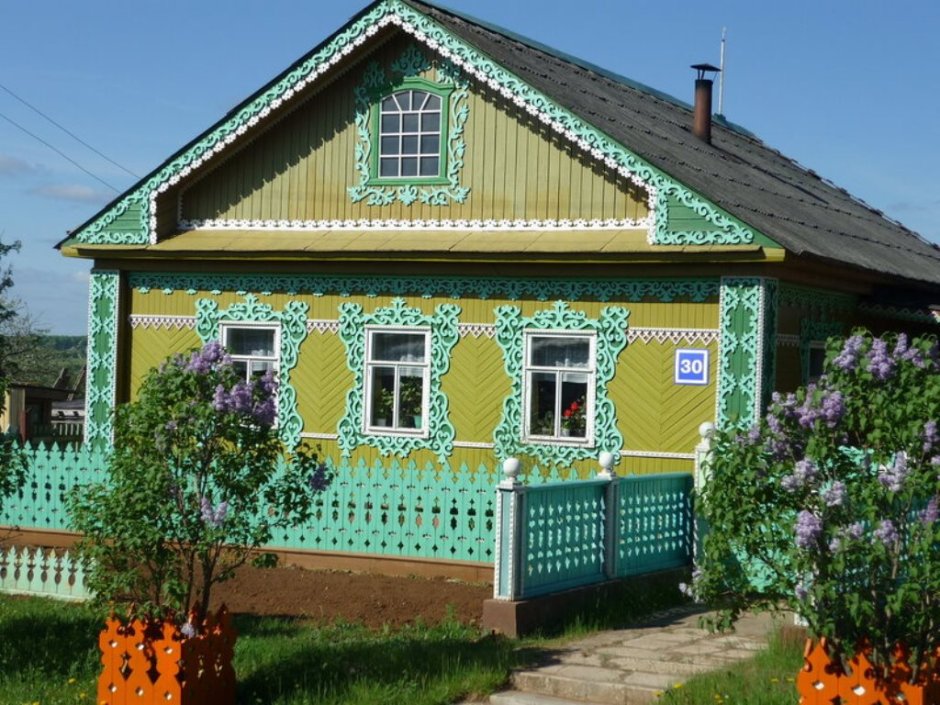 Деревенский дом зеленого цвета