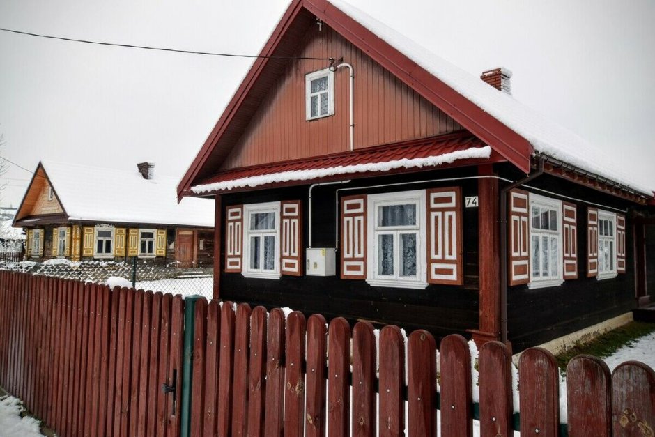 Красный деревянный дом