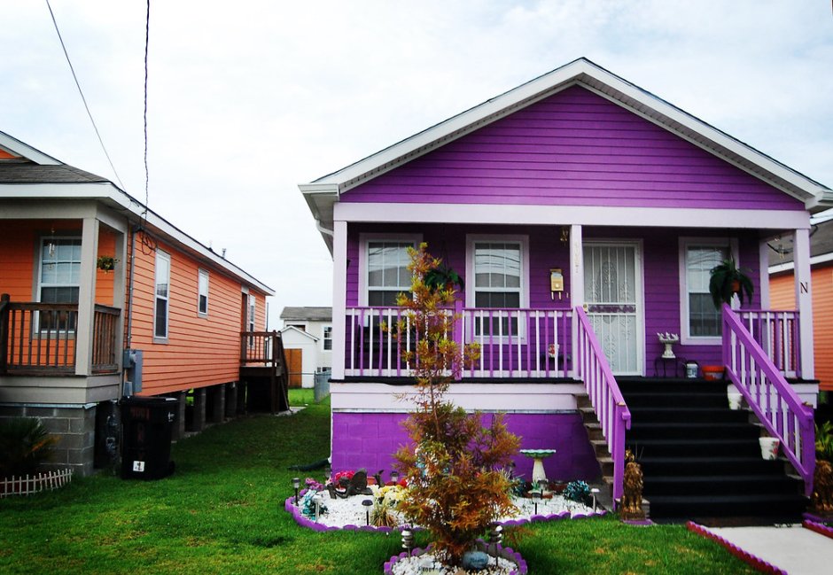 Дачный дом краска. Сиреневый деревянный дом. Фиолетовый деревянный дом. Фиолетовый дачный домик. Сиреневый дачный домик.