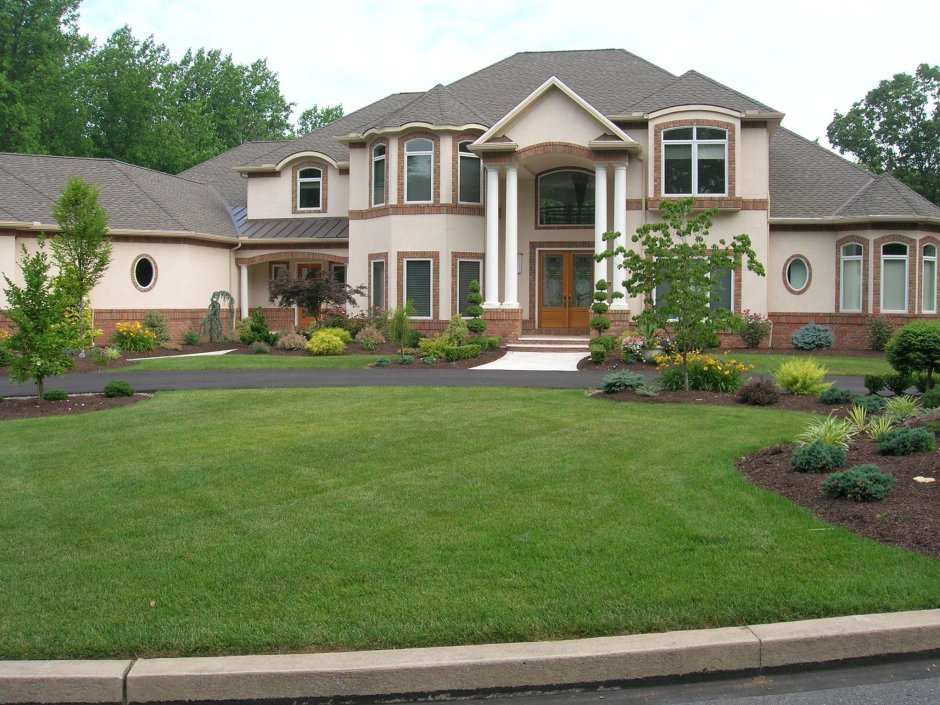 Красивый дом с газоном