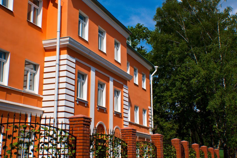 Дом оранжевого цвета