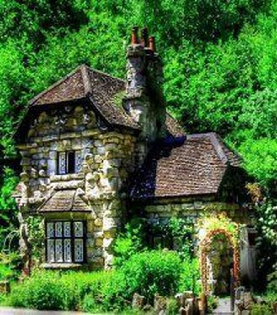 Каменный дом в лесу