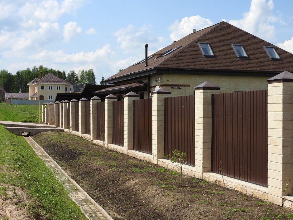 Современный забор для загородного дома