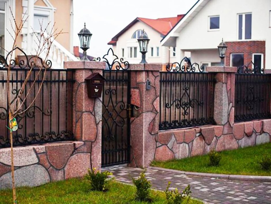 Забор с воротами перед домом