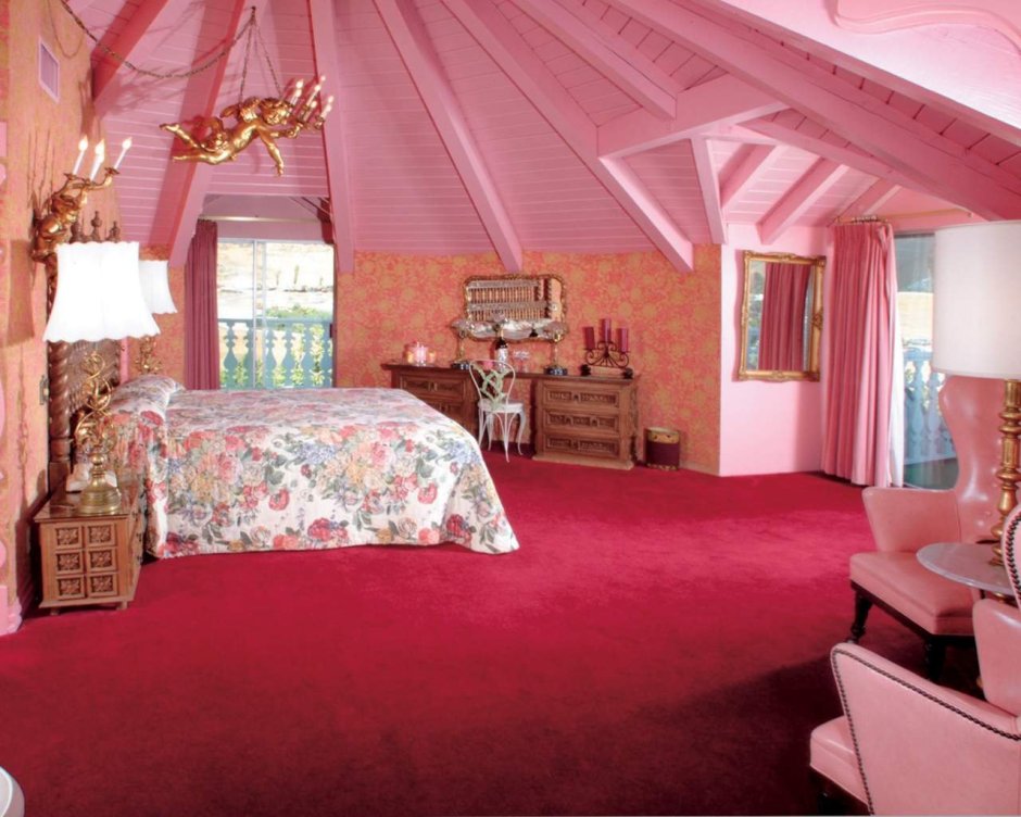 Спальня на мансарде в розовом
