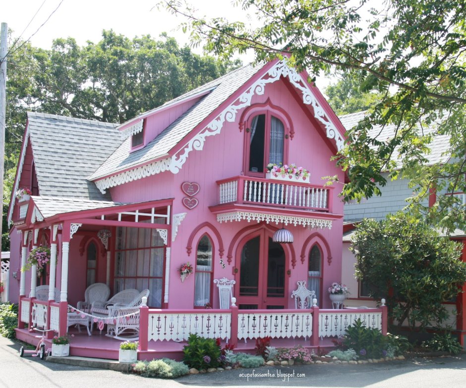 Небольшой розовый домик