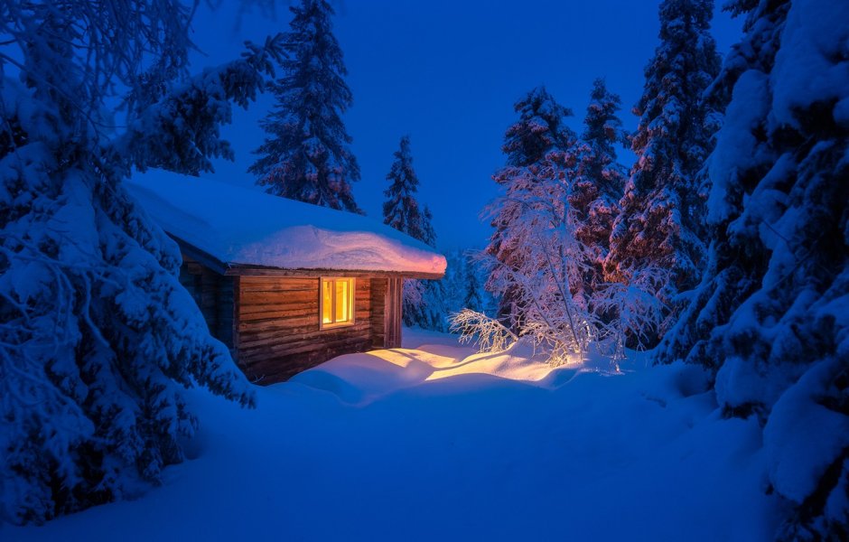 Дом у озера в снегу