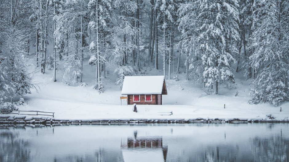 Домик у озера зима