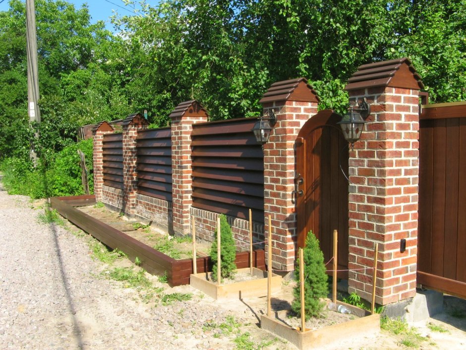 Забор с монолитными столбами