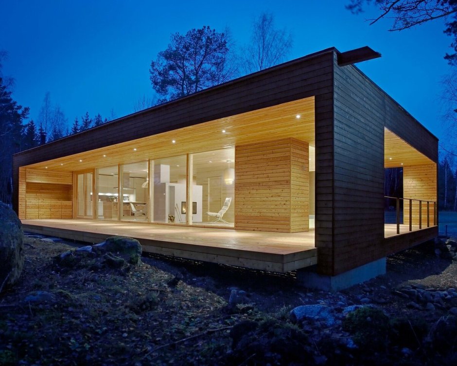 Одноэтажный деревянный дом с панорамными окнами