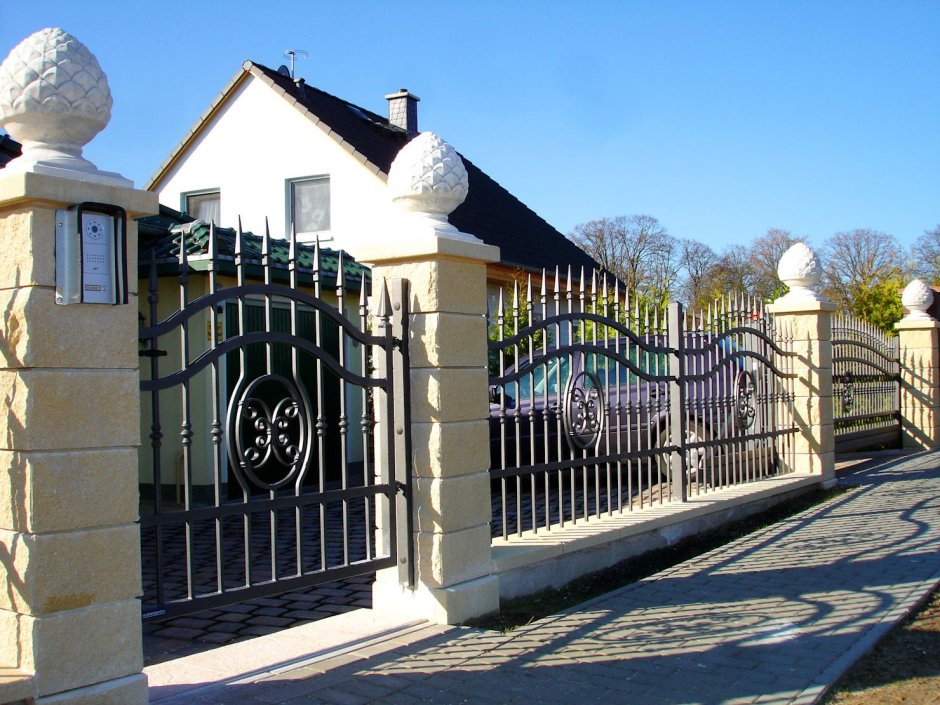 Забор из кирпича с воротами