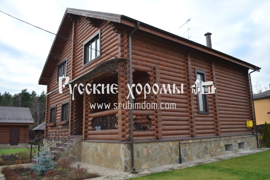 Спальня в доме из бревна