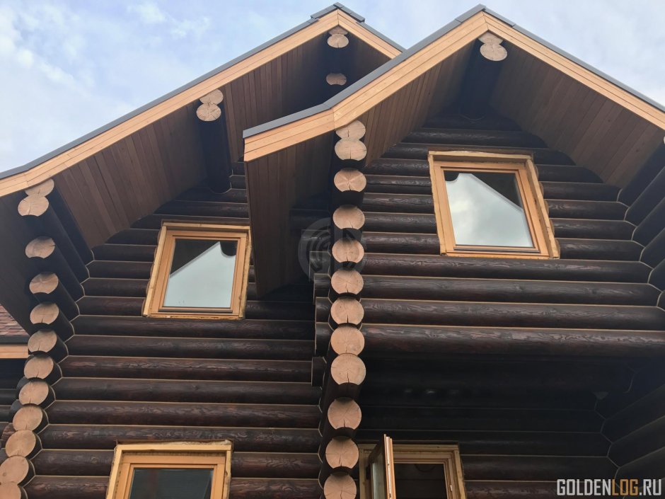 Бревенчатый дом с зеленой крышей