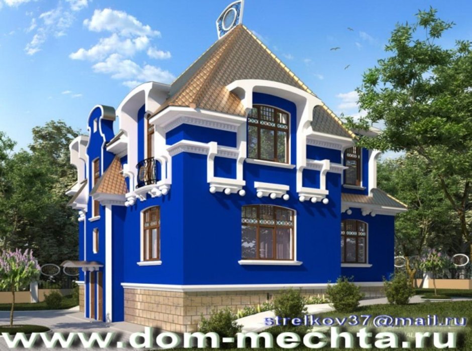 Белый дом с синей крышей