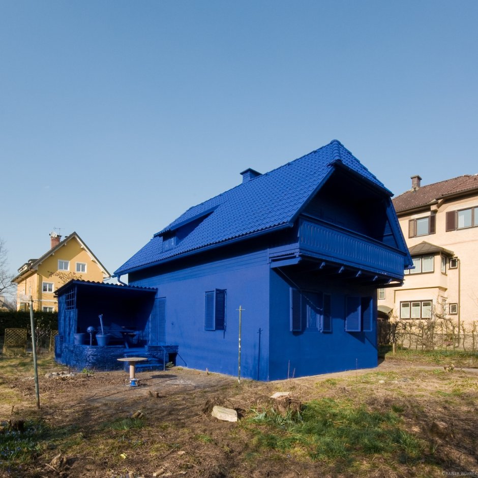 Дом с синей крышей