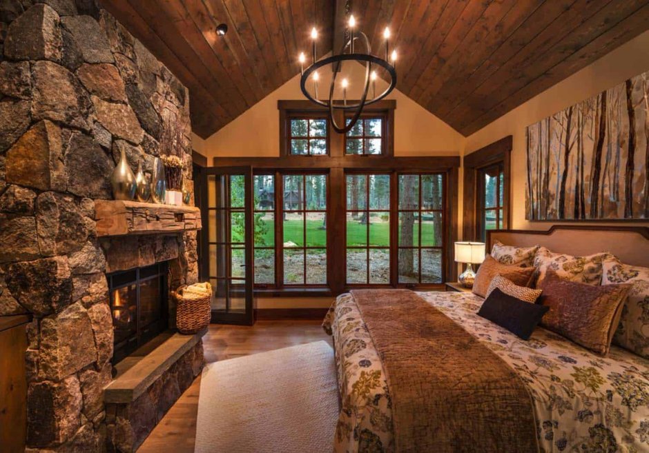 Спальня деревянная с камином