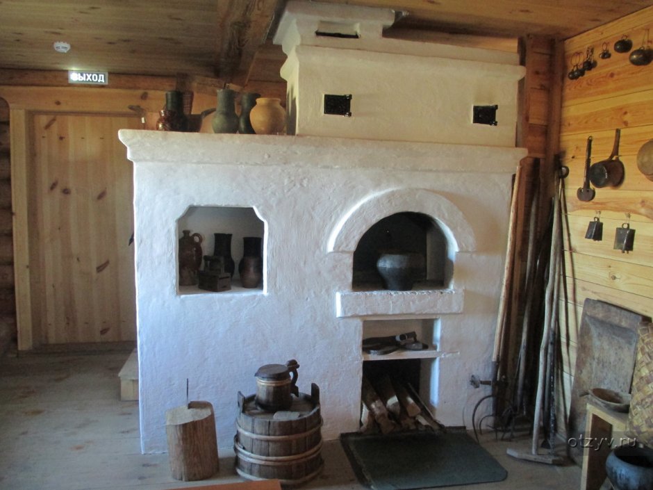 Кухня в бревенчатом доме с печкой