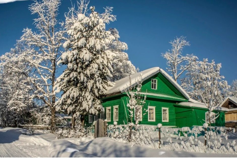 Домик в деревне зимой