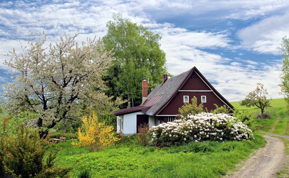 Весенний деревенский домик