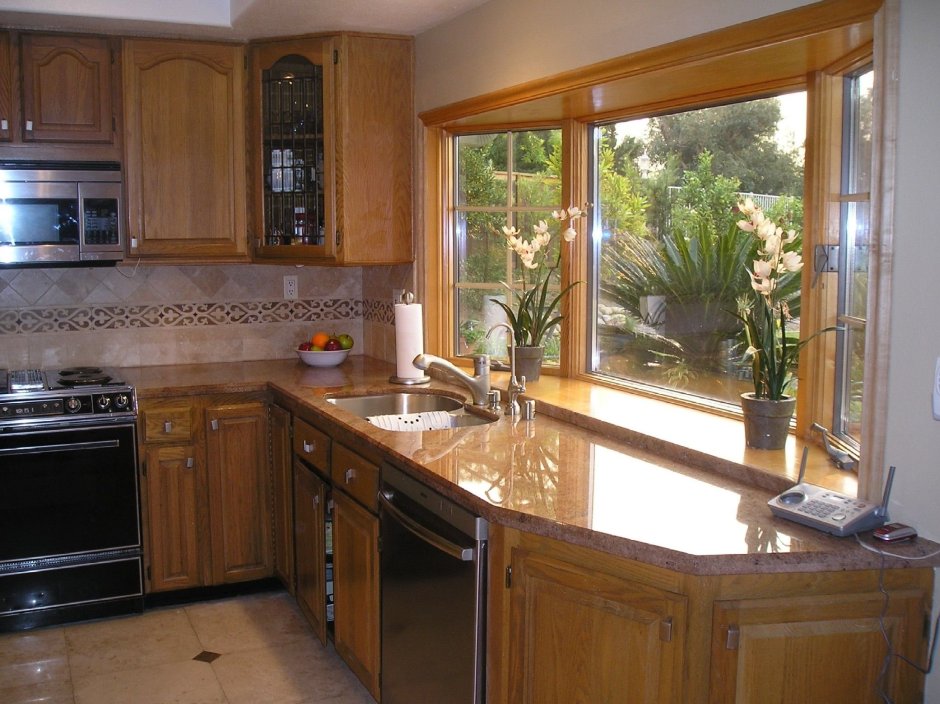 Кухонный гарнитур в частном доме с окном
