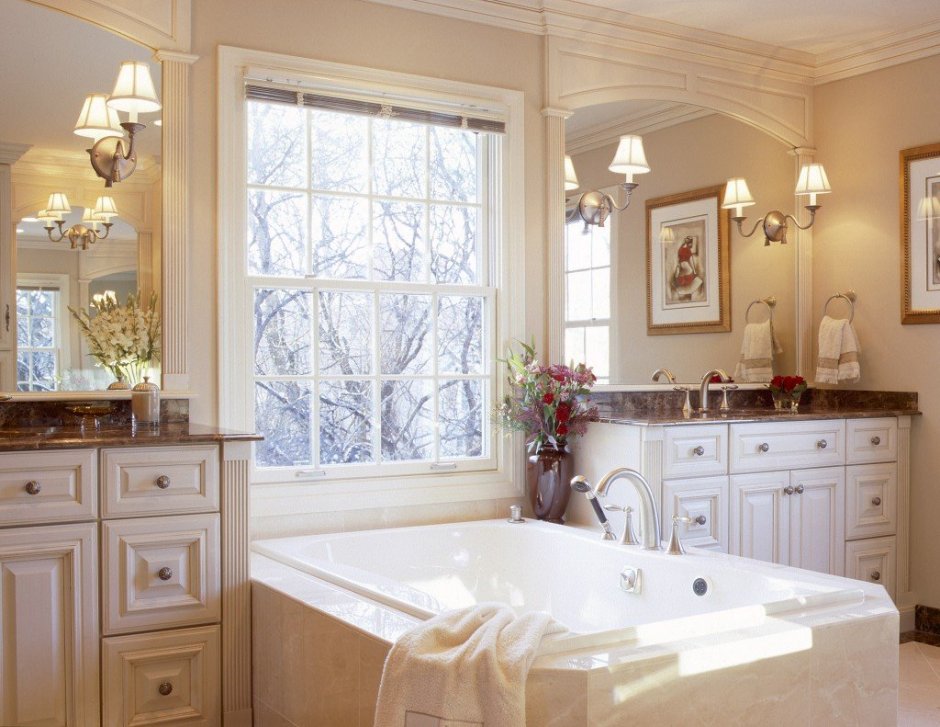 Ванная с окном в классическом стиле