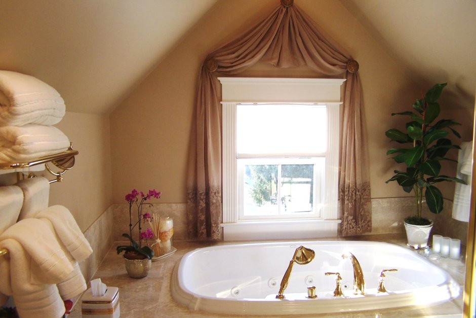 Красивое окно в ванной