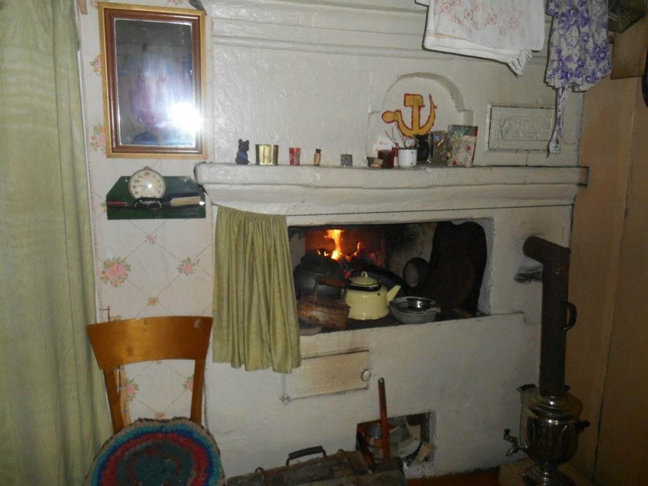 Русская печка в деревенском доме