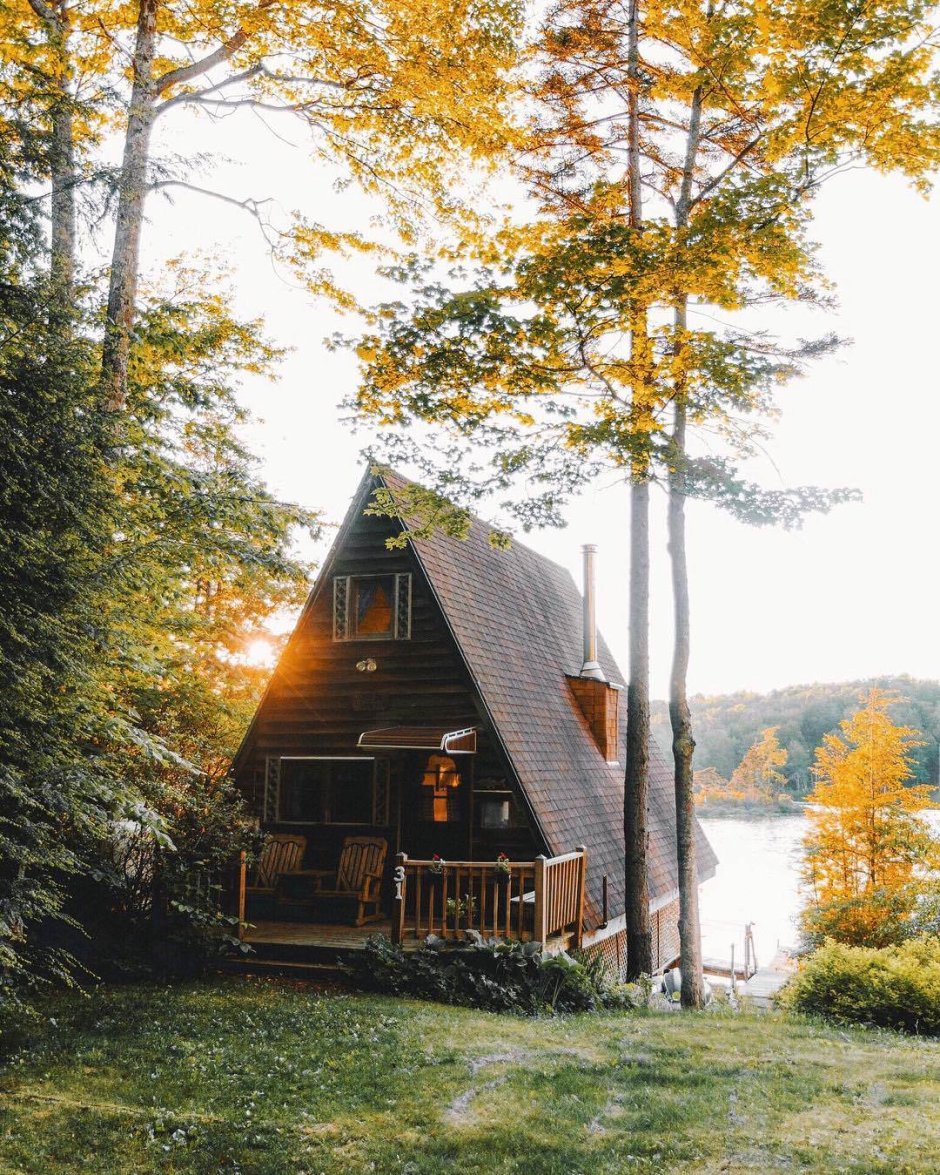 Дом шалаш у озера