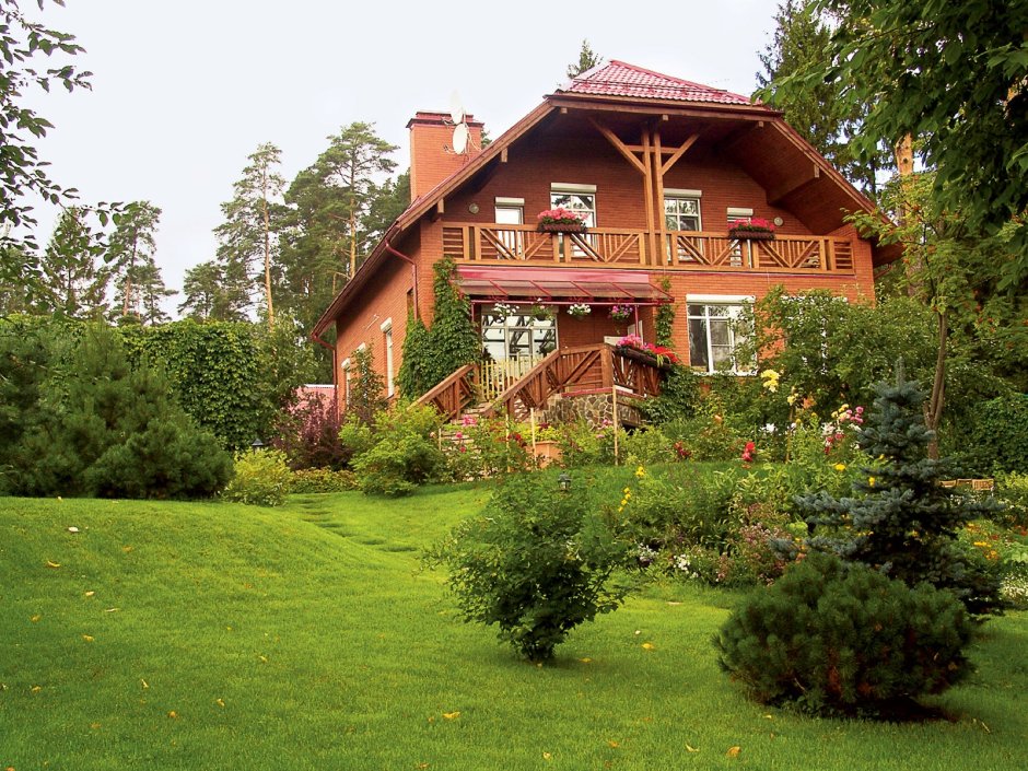 Деревянный дом с садом