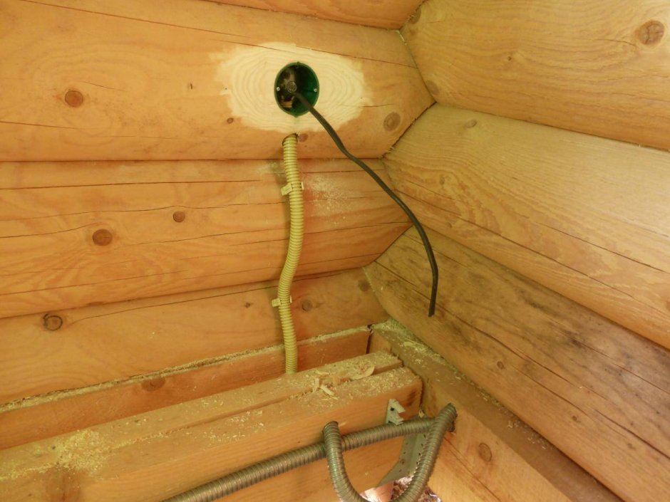 Прокладка проводов в деревянном доме