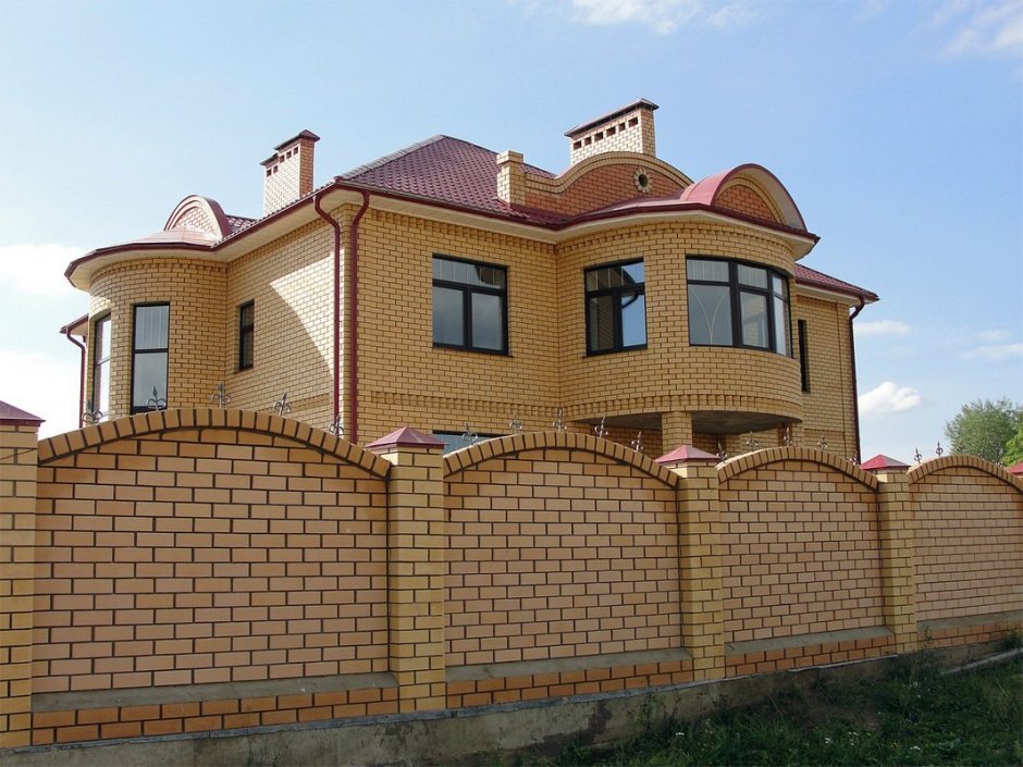 Фасад из желтого кирпича