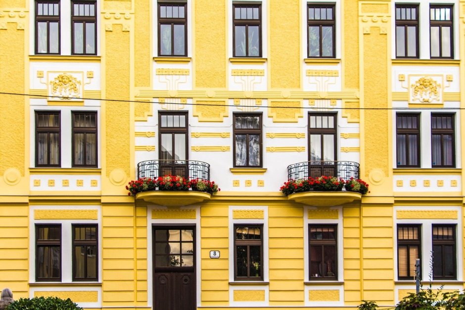 Желтый фасад кафе