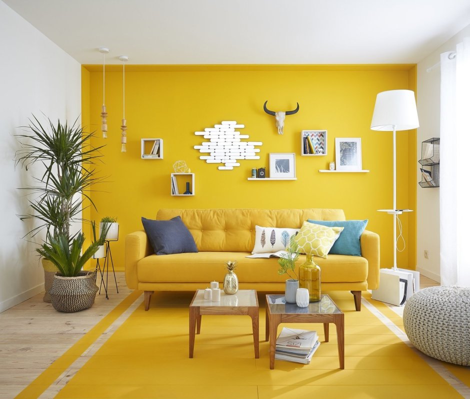 Комната с цветами желтый