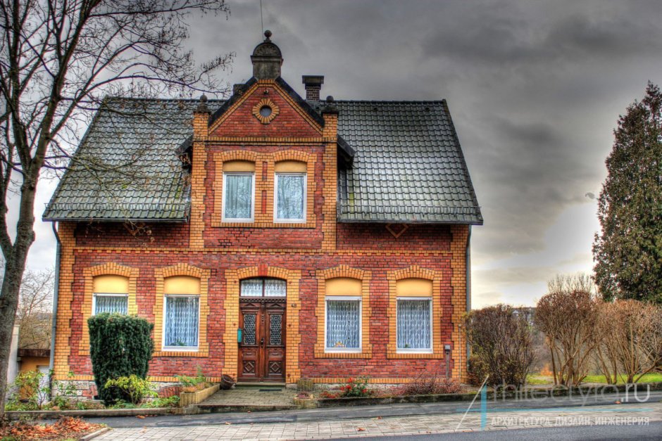 Кирпичный деревенский дом 19 века