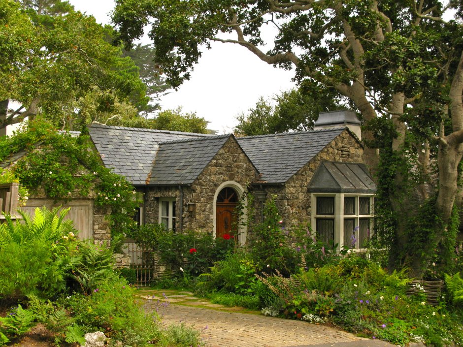 Старинный английский дом Тюдор с садом
