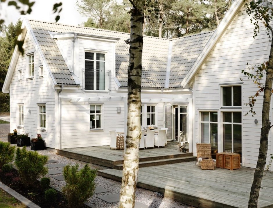 Белый деревянный дом