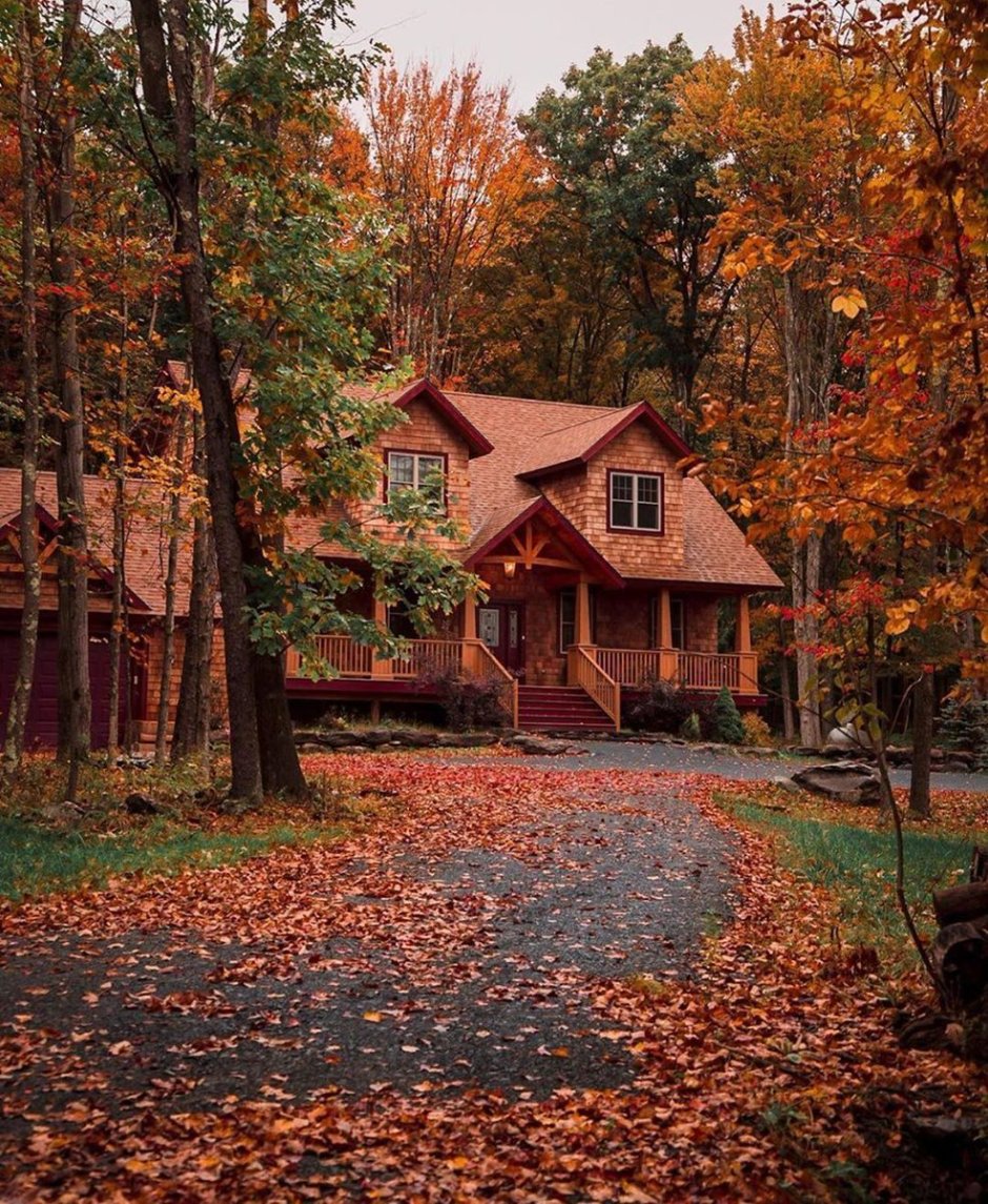 Богатый загородный дом осень