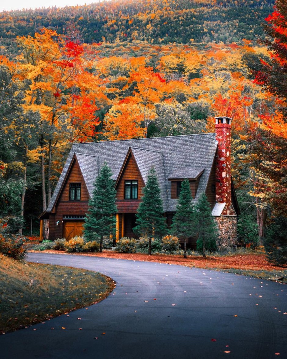 Уютный домик осенью