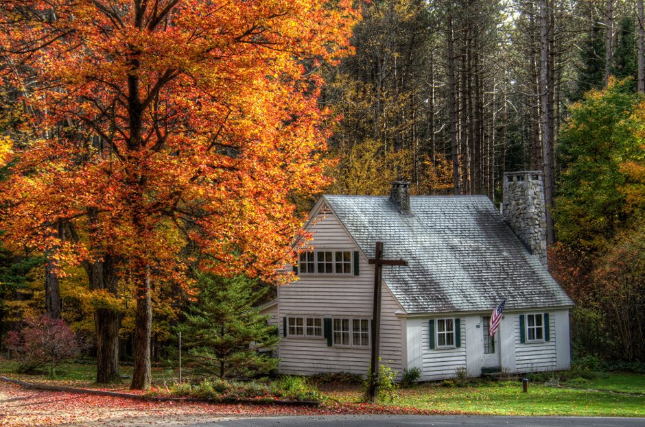 Деревенский домик осень