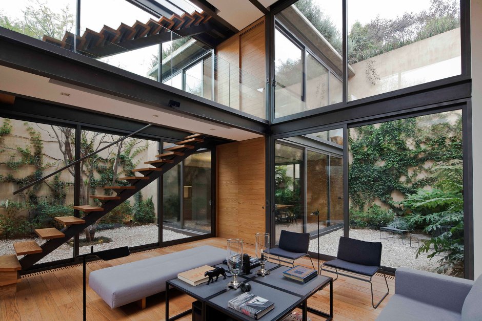 Двухэтажный дом со стеклянной крышей