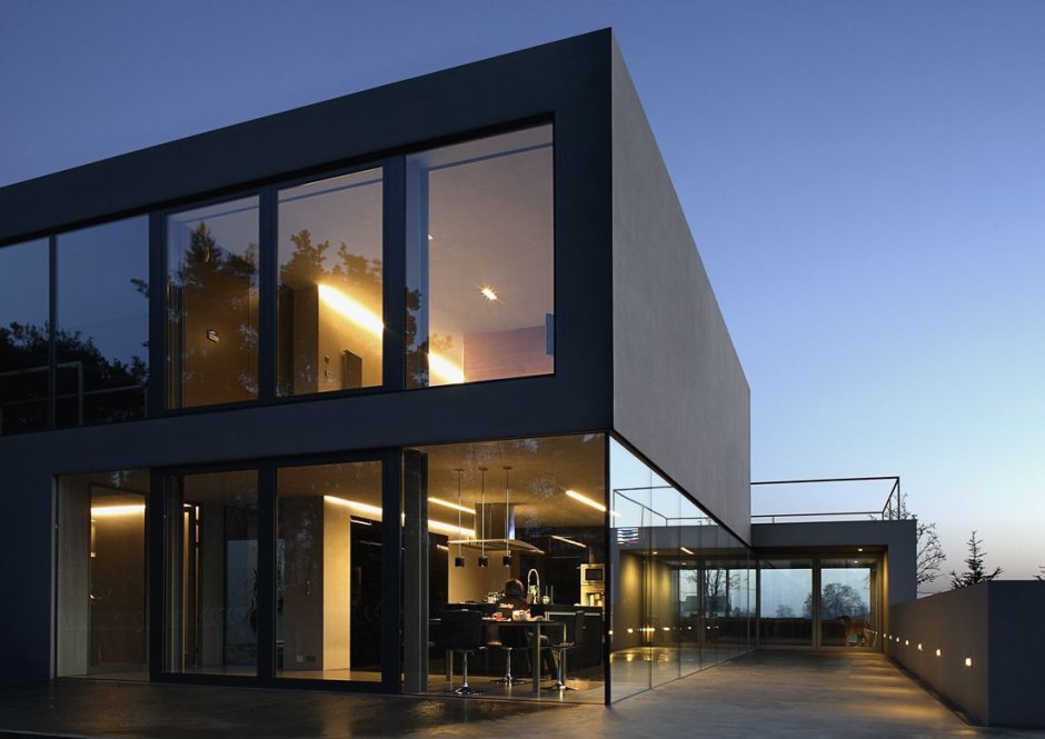 Черный дом с панорамными окнами