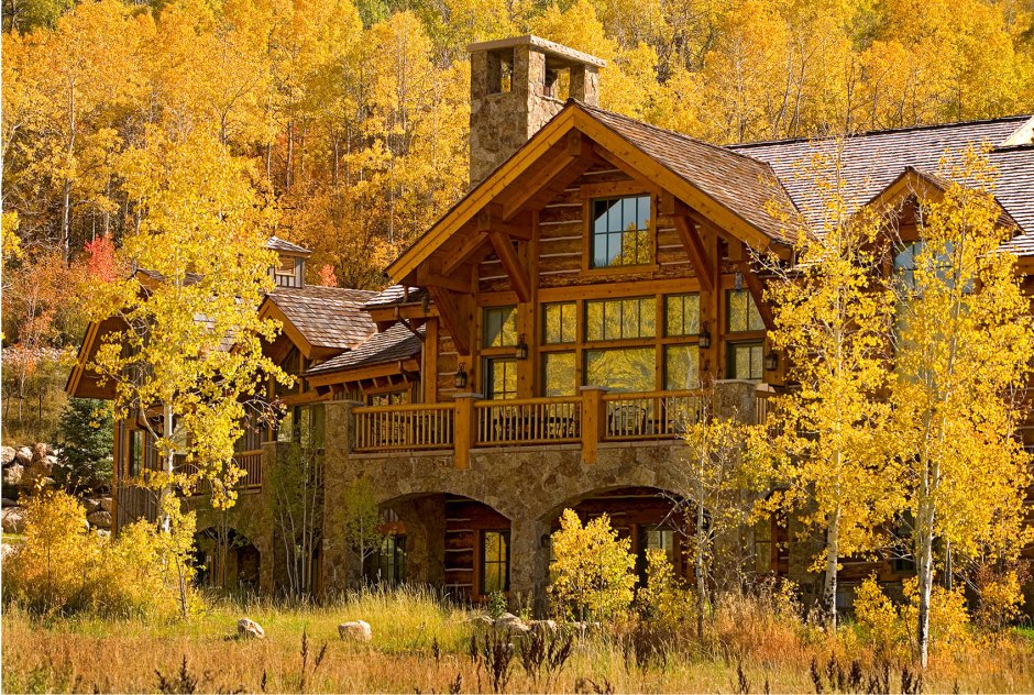 Дом в лесу осень