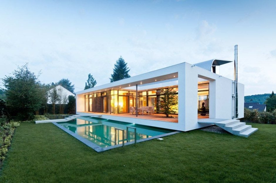 Дом с панорамными окнами и бассейном