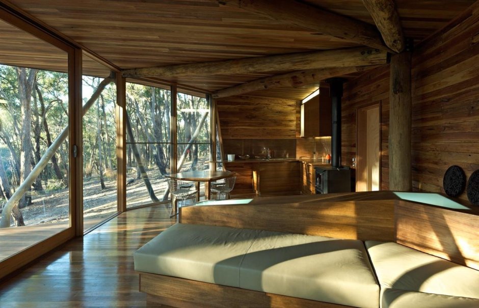 Деревянный дом с панорамными окнами в лесу
