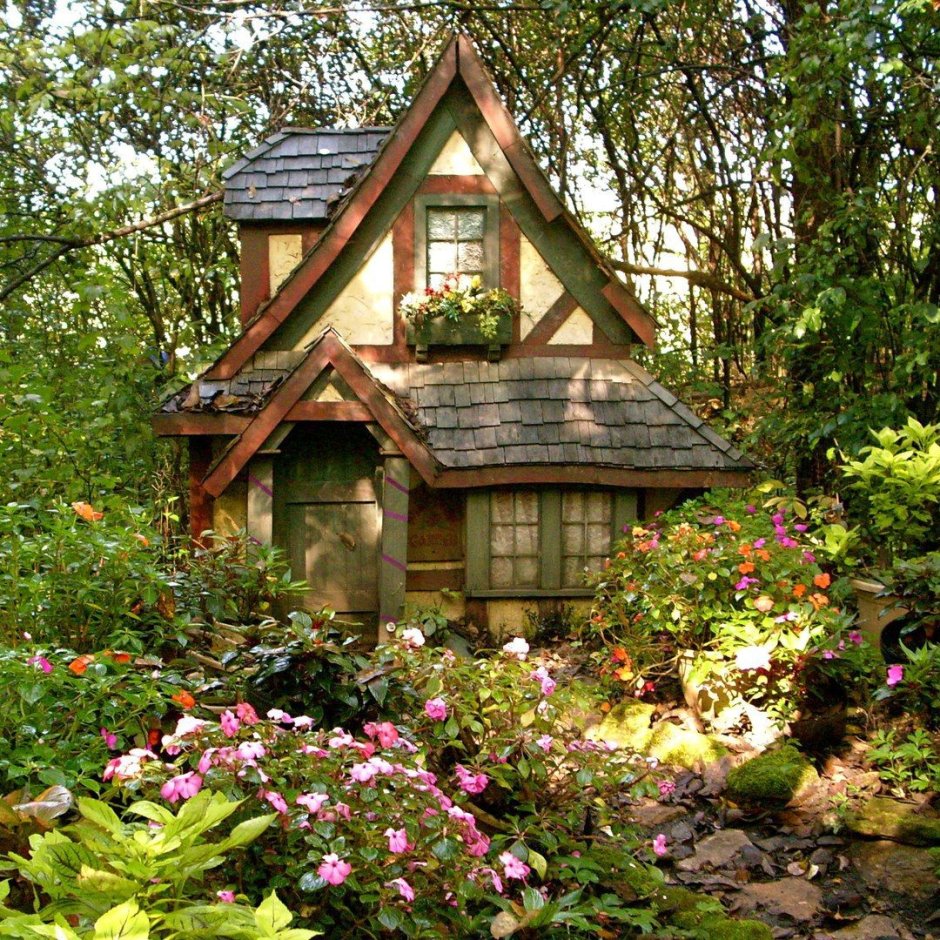 Красивый садовый дом