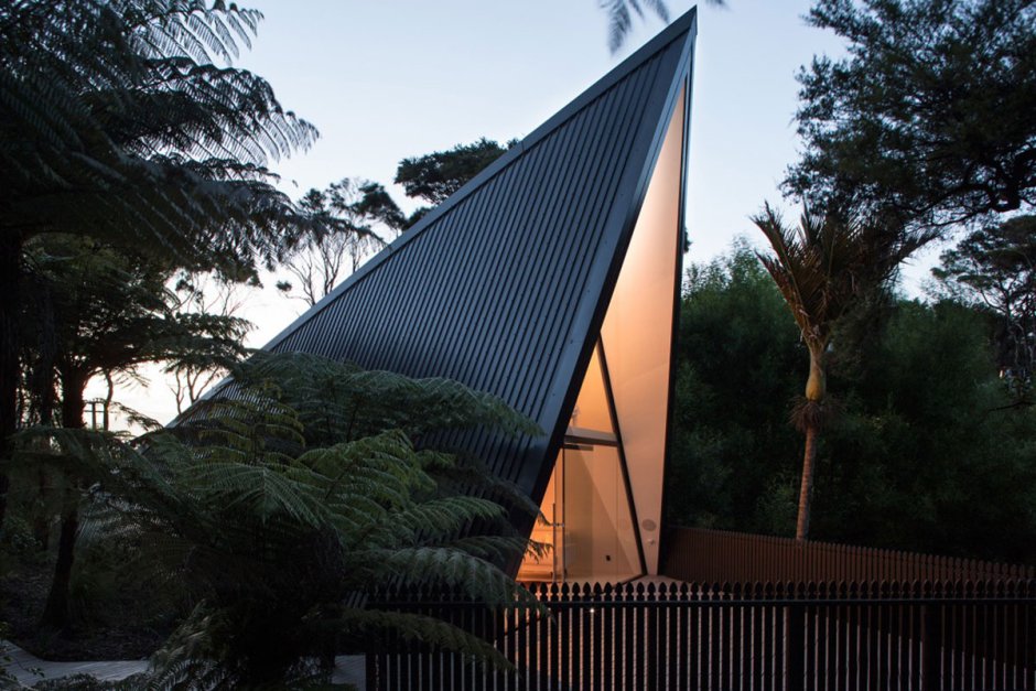 Здание треугольной формы