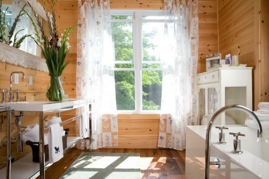 Ванная комната с окном в стиле Кантри